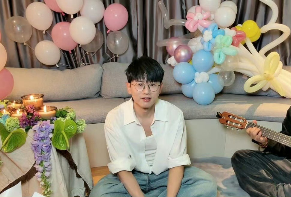 张杰直播为谢娜庆生张杰直播为谢娜庆生，娜姐生日快乐[蛋糕]张杰也太浪漫了 ​​​