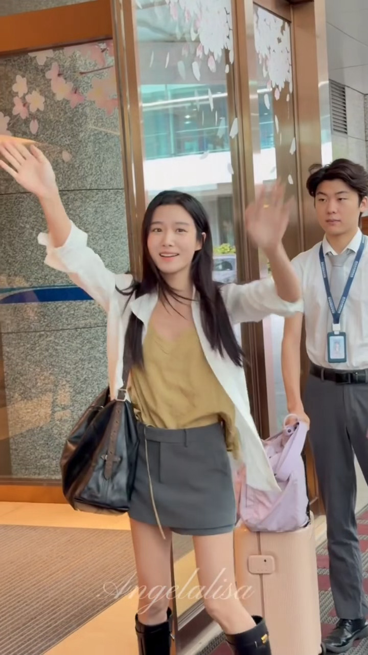 晓晓天使…[拜托]不能收信，只能一直回头还鞠躬了🥺卢昱晓鞠躬回头和粉丝道别 ​