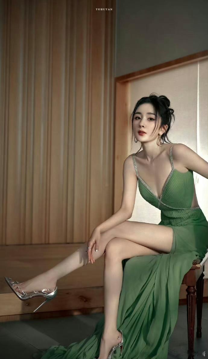哇哦～杨幂穿这条绿色裙子也太美了吧 ​​​