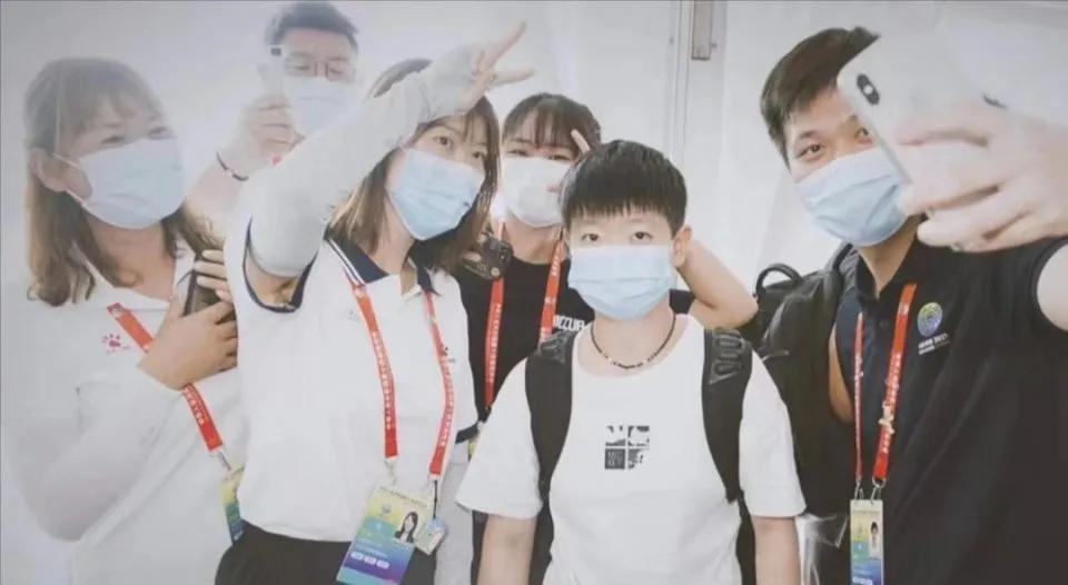 这张合照笑不活了，莎莎真的不是被绑来拍合照的吗？
一脸呆滞，又无可奈何的表情。
