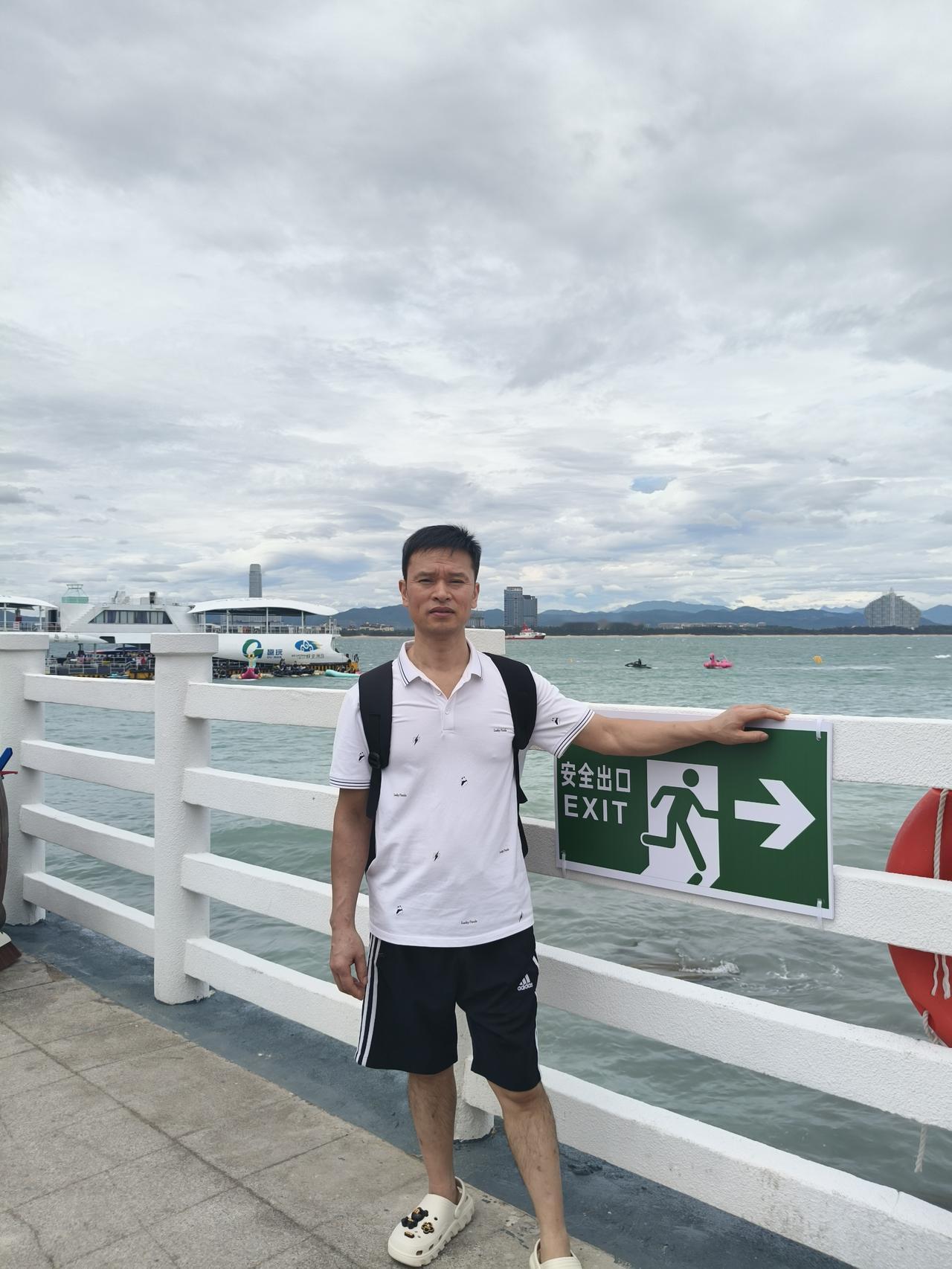 蜈支洲岛登陆口……