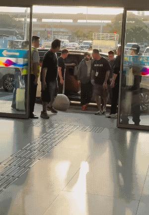 怪不得周杰伦要住在国外，一家人出个门都要二三十个人跟着，仅仅亮个相就这么多人堵着