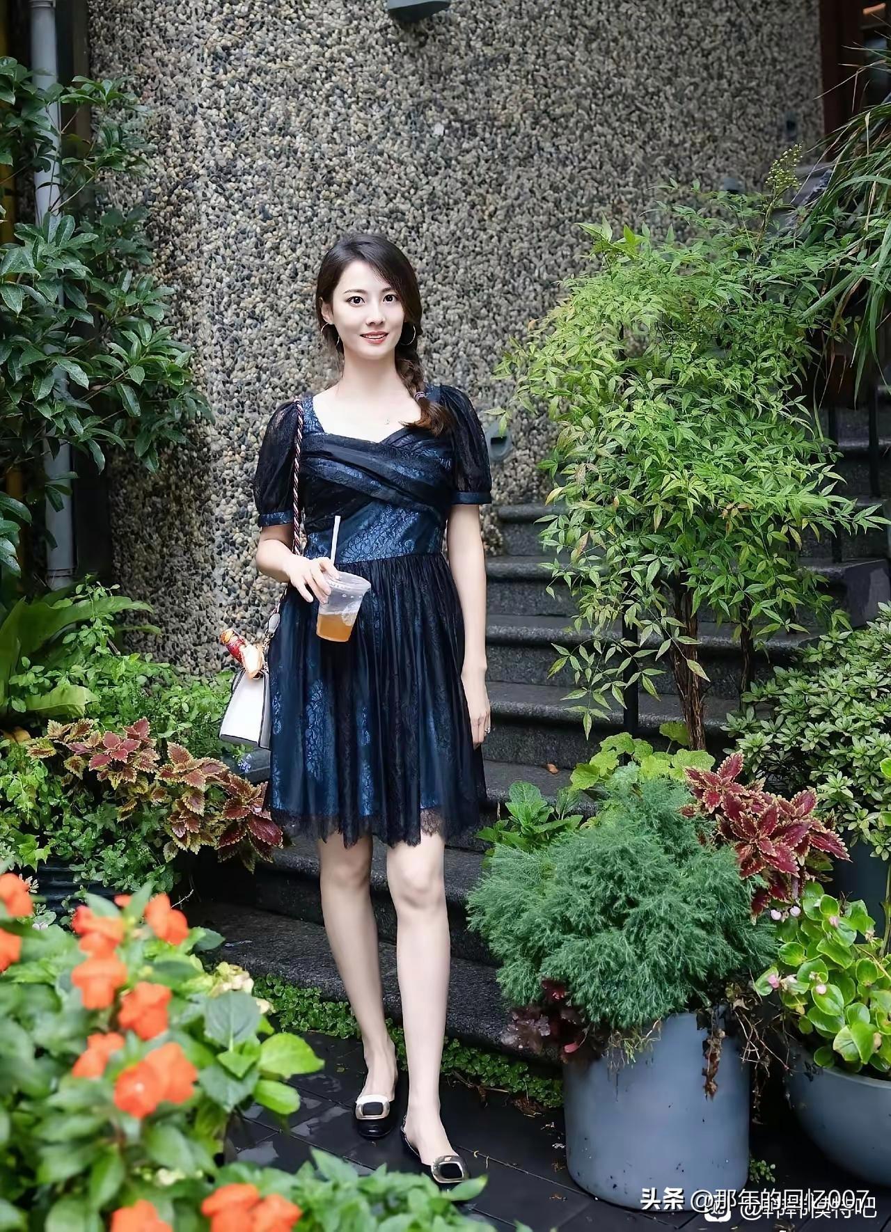 气质穿搭怎么穿才恰到好处? 夏日清新穿搭，漫步在绿意盎然的小径上，享受美好时光。
