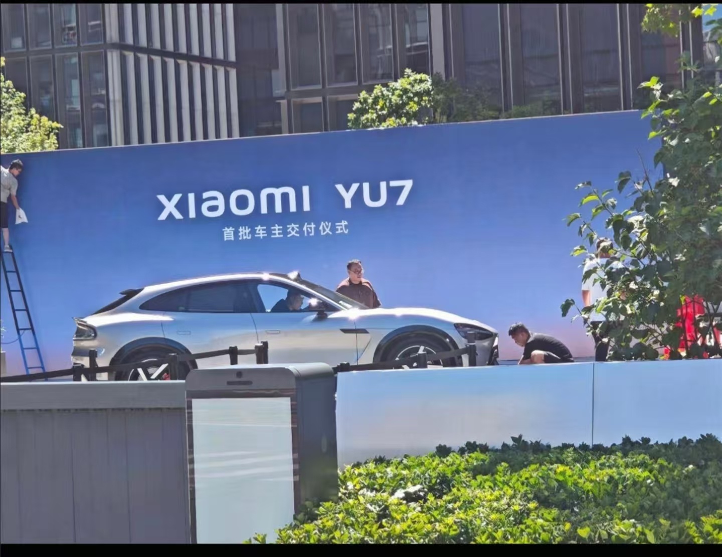 上市第10天，小米YU7终于开始交付了～这在新势力里面可不常见。有点好奇，停车厂