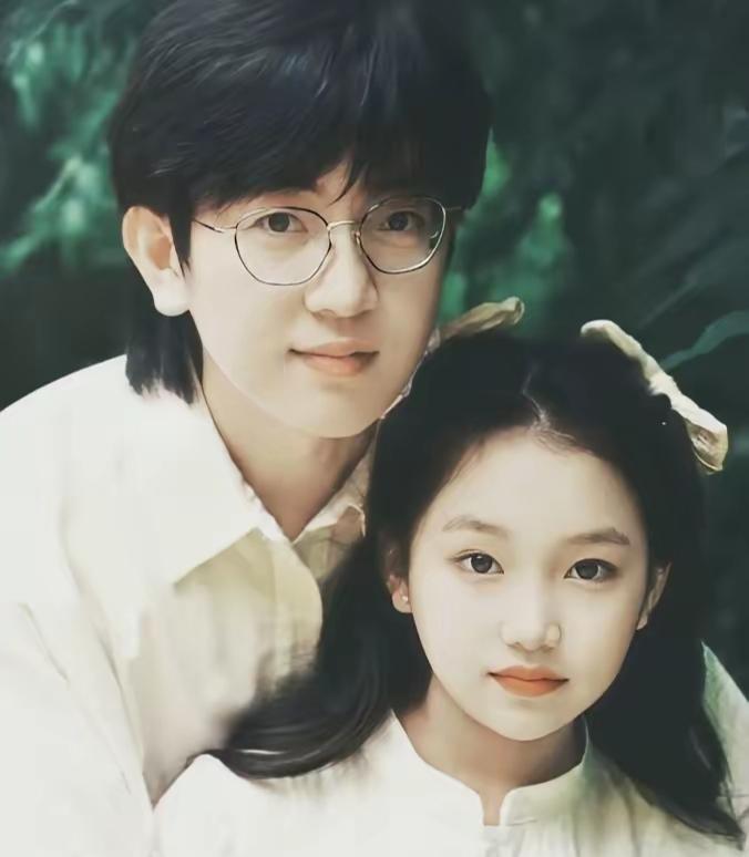 上海一男子领养12岁盲童女孩，花25万治眼睛，女孩复明后跪地抽泣：爸，对不起。