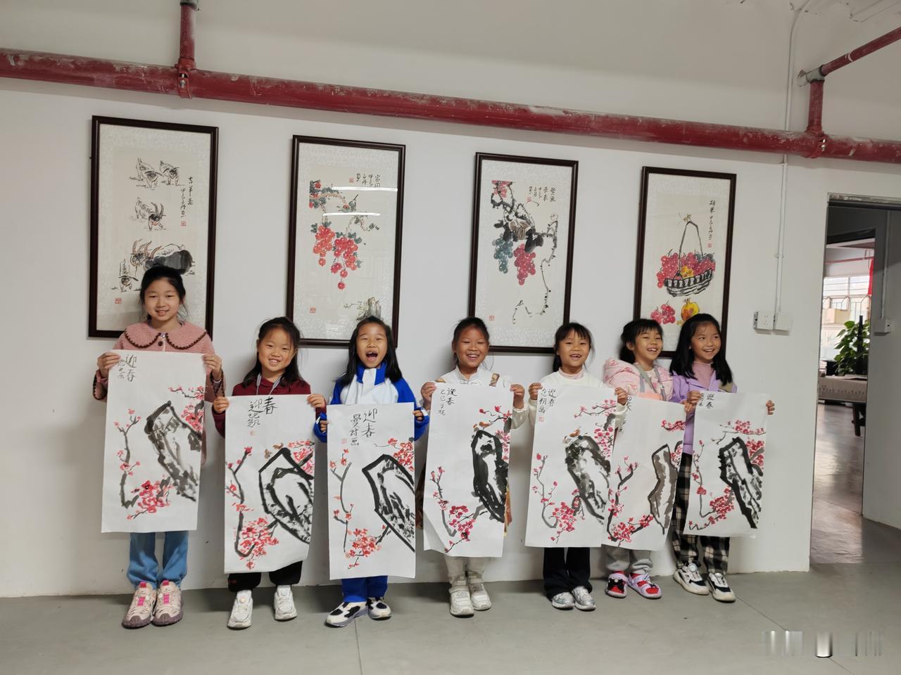 笔尖上的月光
九岁那年的中秋，祖父给了我一锭残墨。它躺在锦盒里，像一截被遗忘的夜