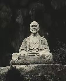 1942年，弘一法师火化时怪声频发，弟子惊恐，赶忙拉出骨灰床，谁料，竟然捡出了1