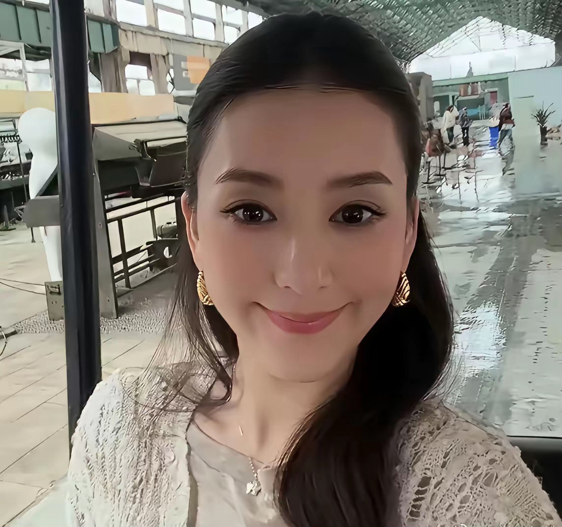 好奇查了下方媛的出身，不查不知道，一查吓一跳，方媛根本不是什么资源咖，就是靠自己