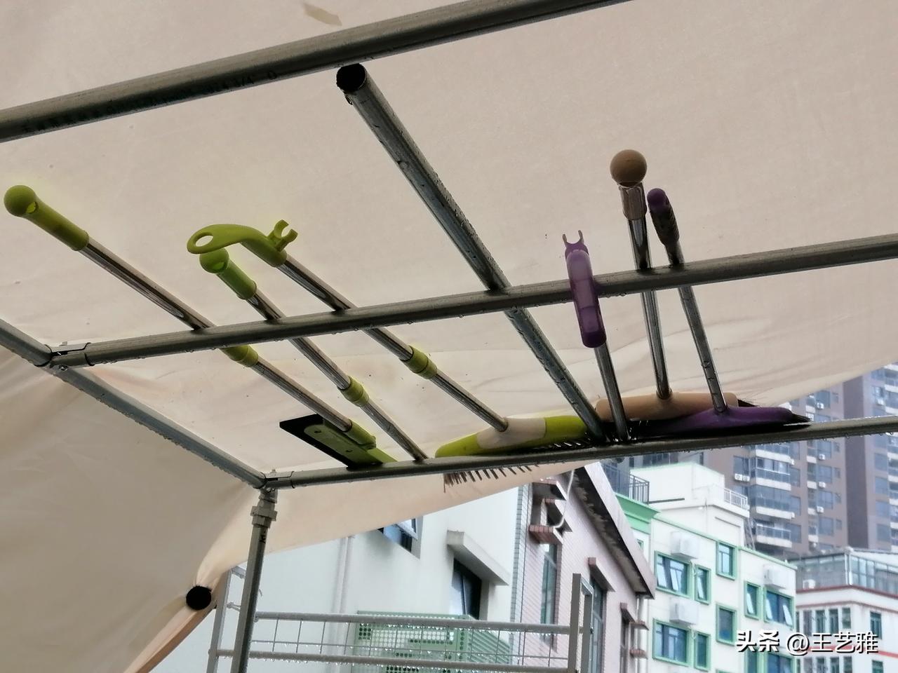 我也算物尽其用，充分发挥了一下我的聪明才智，为了防止遮阳棚积水，我把家里能用上的