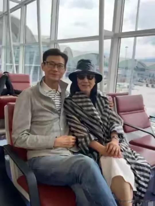 郑少秋和汪明荃的合照，两个人看起来都老了。
这两个人算是香港娱乐圈的老戏骨了吧，