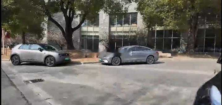 大学校园里迪子随处可见，“大学老师都在开迪子”已成风潮，这背后是高知人群与品牌的