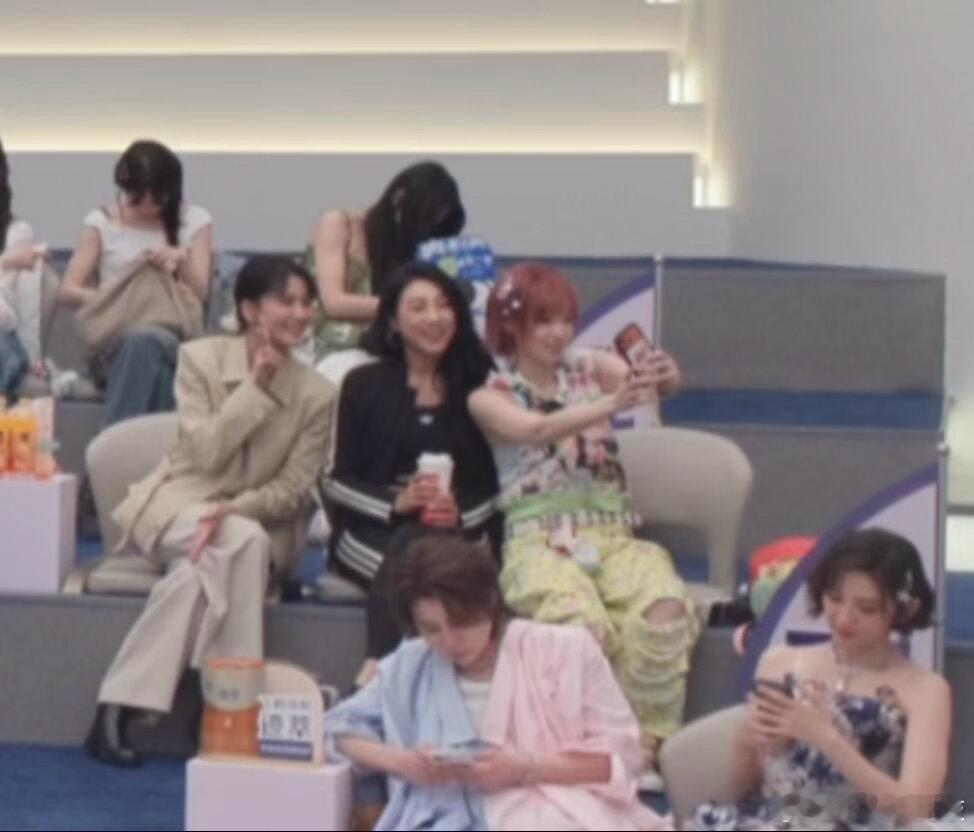 浪姐一公下半场后台实况p1 李小冉组三人皱眉看热搜中p2 曾沛慈组美美自拍中🤳