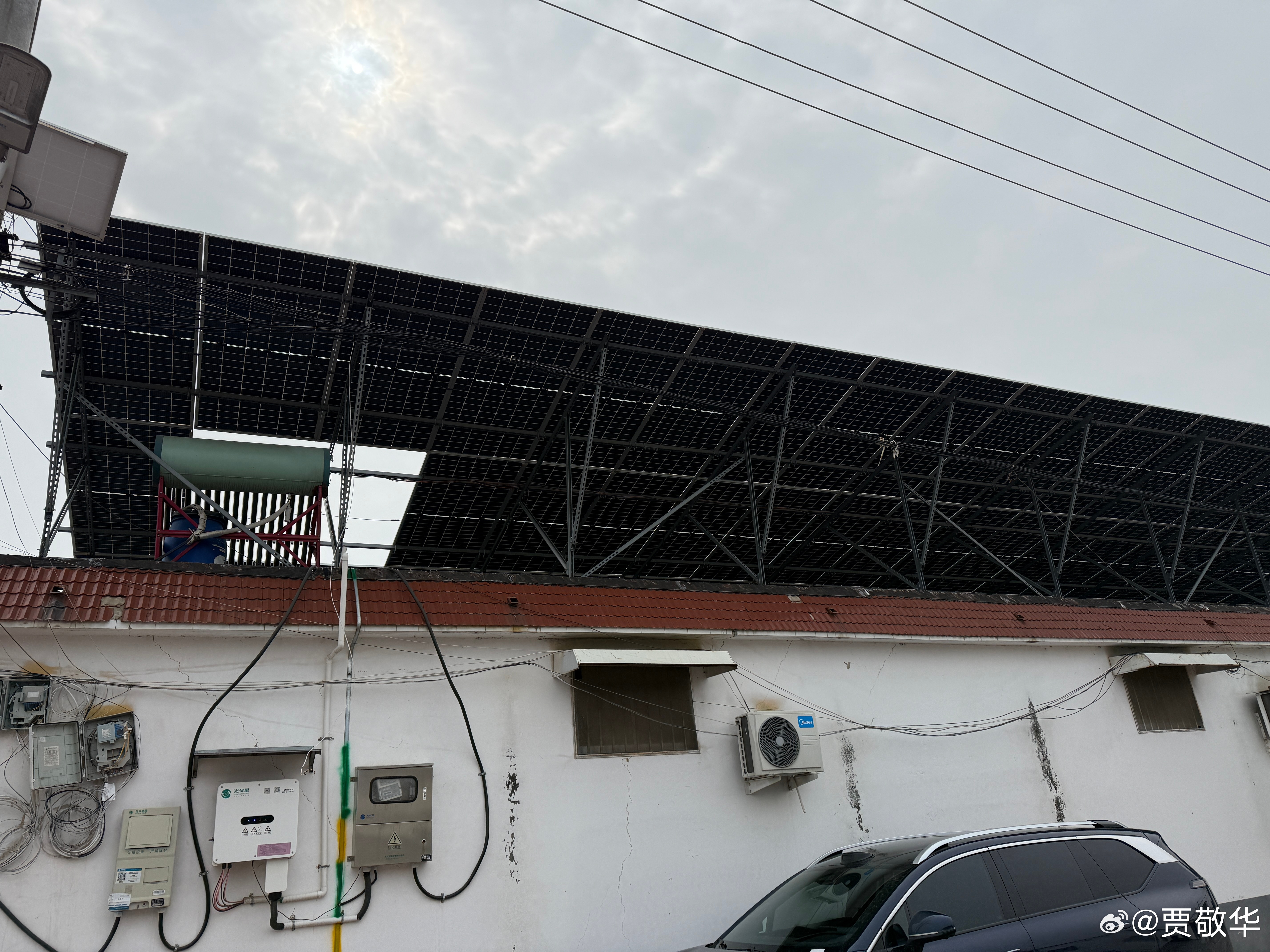 刚才跟邻居聊天，问他房顶上的太阳能板一天能发多少电。他说夏天40多度，冬天也就3