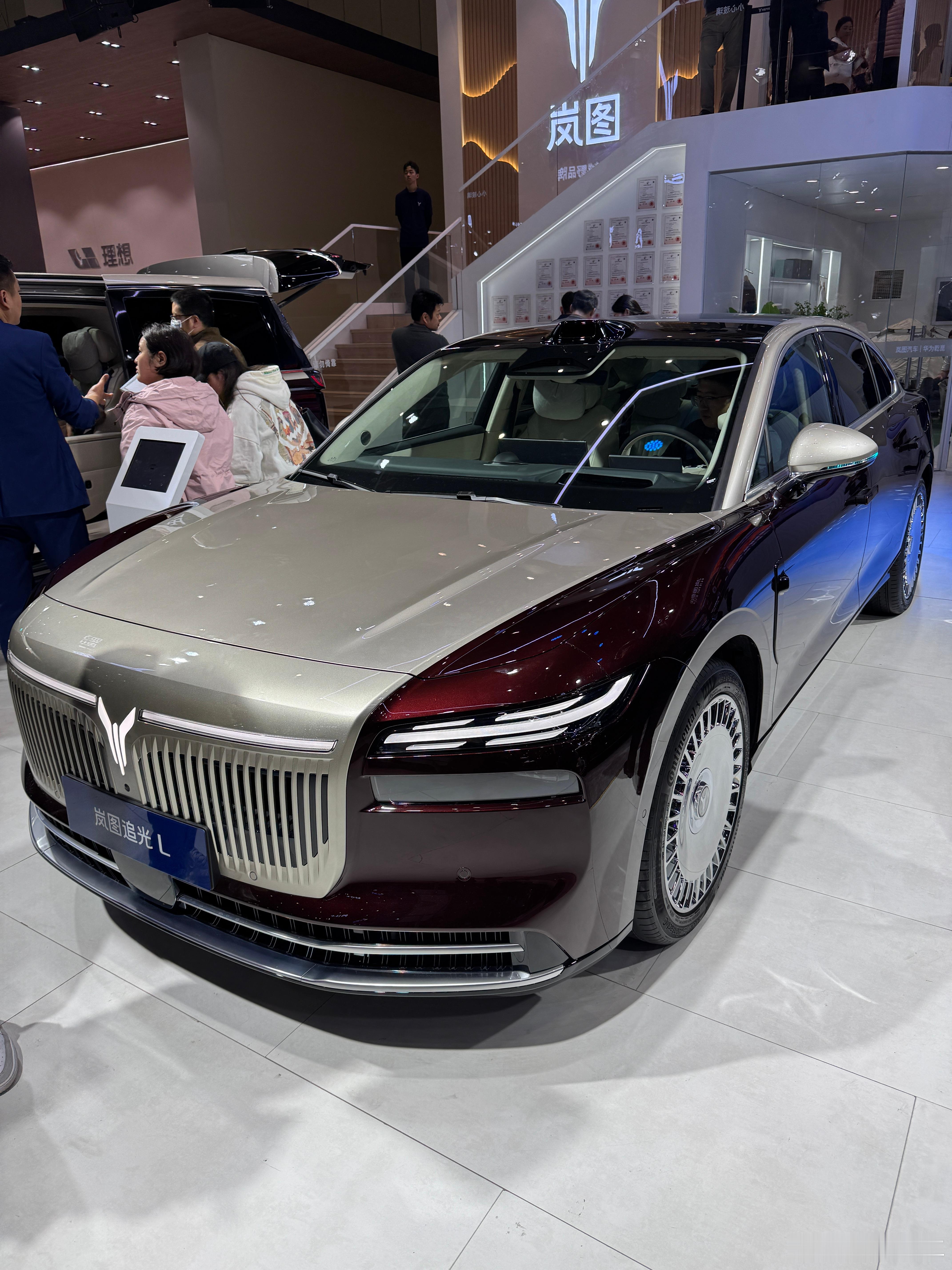 正在逛郑州车展，岚图汽车设计水平很高，非常豪华，非常大气，很尊贵的感觉。把中式美