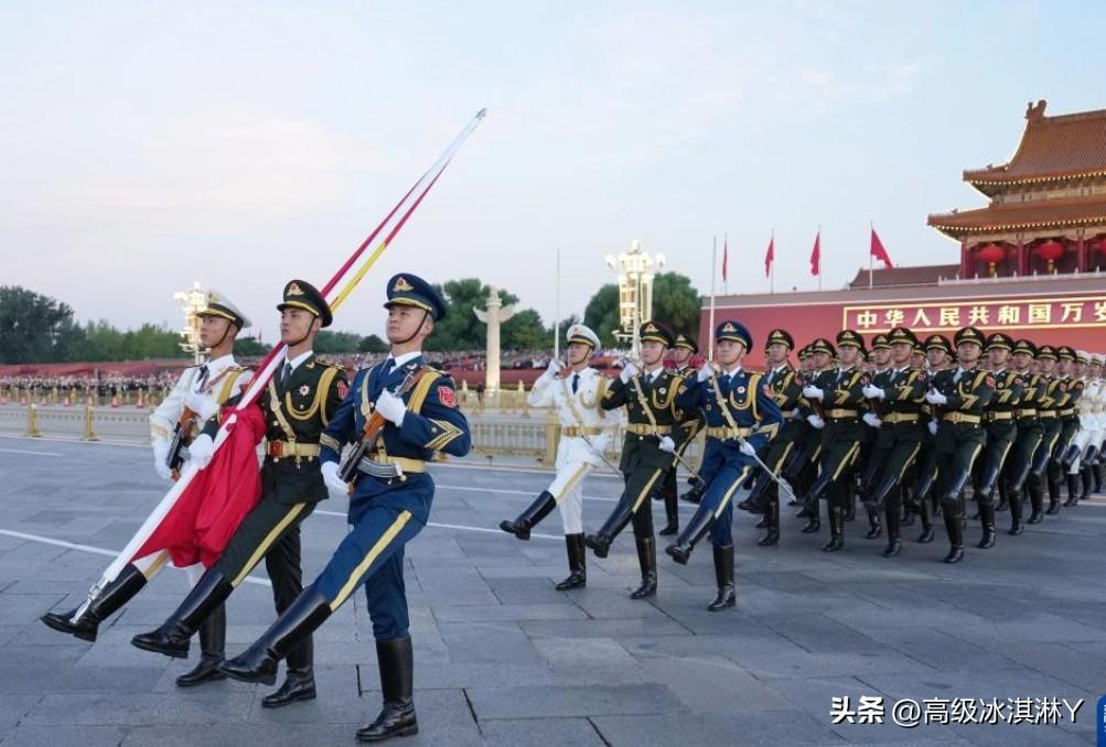 天安门广场国庆这一天升旗与往常一样吗？
        国庆属于重大节日大升旗，