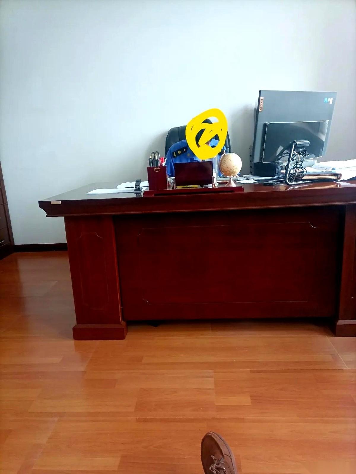 会议室的空调嗡嗡作响，领导的眼神扫了一圈，像在菜市场挑菜。
那个最肥的项目，预算