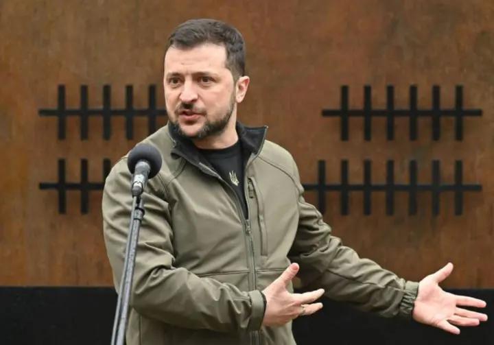 泽连斯基为独特撤离行动授勋 负伤士兵在被占领土坚守 33 天获救

乌克兰总统弗