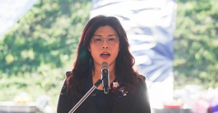 郑丽文这次惹的麻烦不小！
民进党抓住她猛打。
说她对台湾不忠诚。


她去参加了