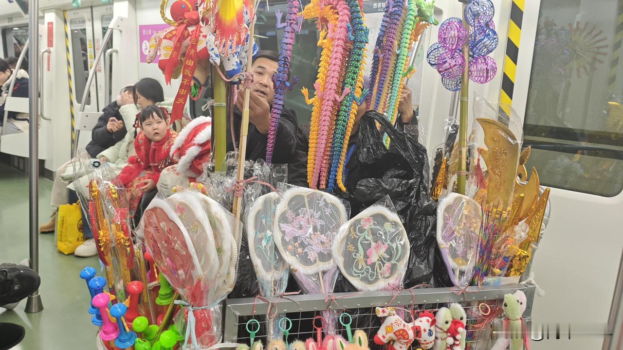 地铁到站，上来一位大爷，给我说:美女能不能让我坐边上。二话不说我当即就让座与他。