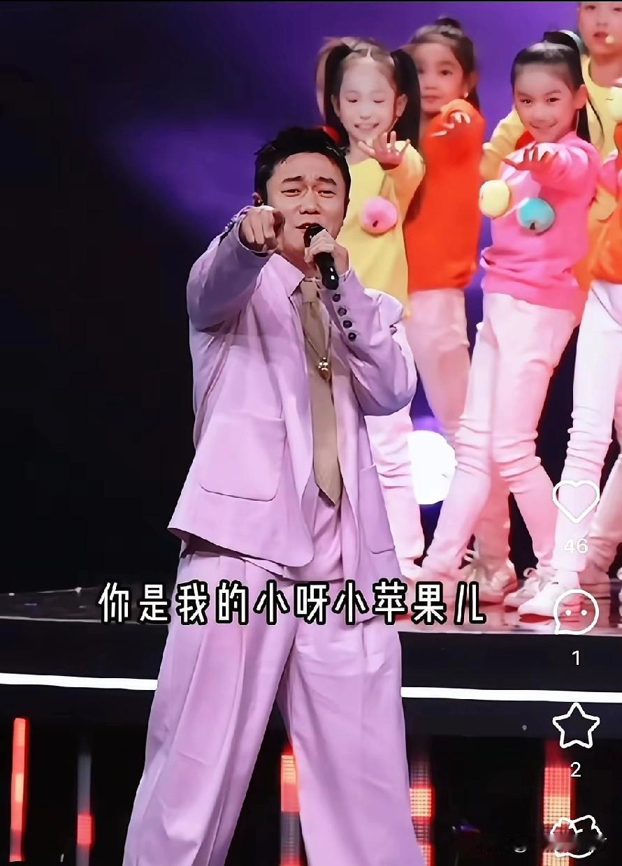 筷子兄弟参加上海卫视的跨年晚会，从一出场状态就有点萎靡，乐队和伴舞伴唱把气氛烘托