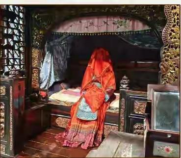 看看我国古代的拔步床和新娘子多么漂亮，非常有古典美。
拔步床可不是一般人可以住的