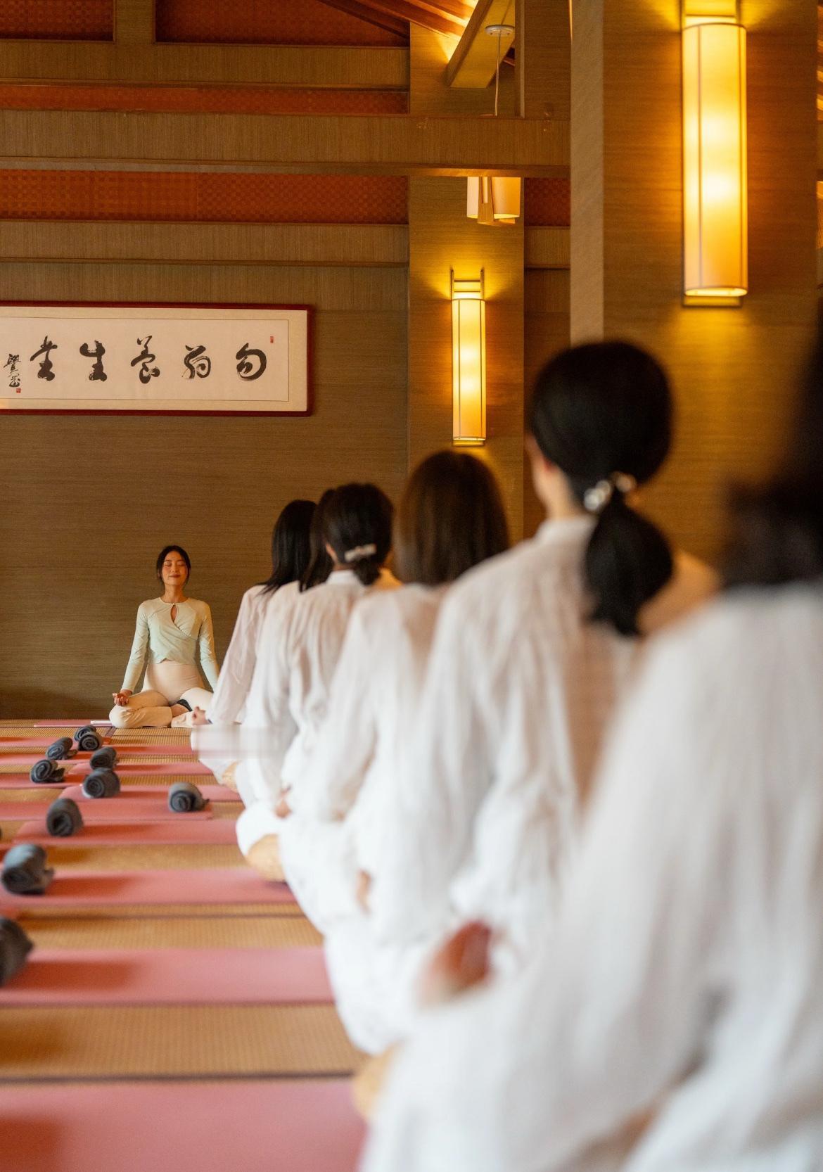 瑜伽害了我表妹。我表妹今年28岁，原本是光鲜亮丽的办公室白领，自从三个月前被朋友