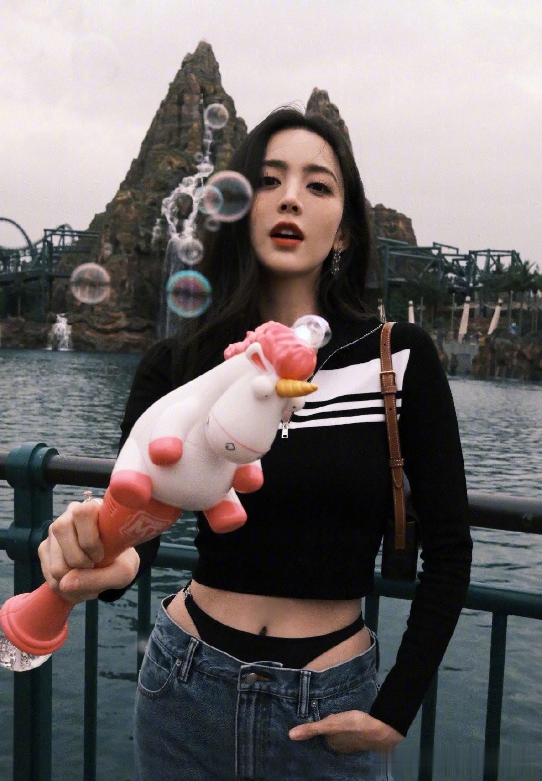 古力娜扎终于醒悟，有颗强心脏才是现代人的标配。

近日，古力娜扎回应曾经的恶评，