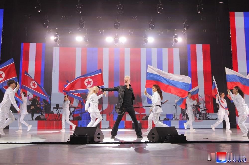 金正恩出席了在平壤举行的俄罗斯艺术家音乐会。他亲自向他们表示感谢，

演出者包括