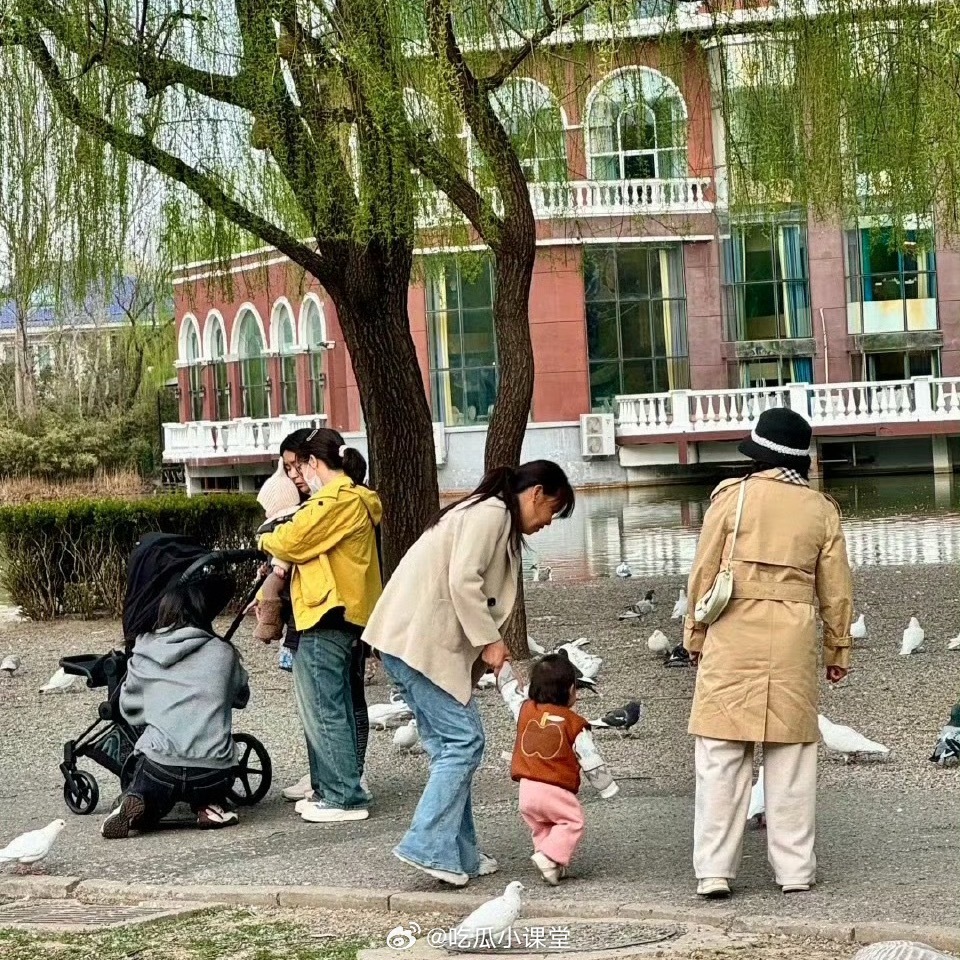 偶遇何穗公园遛娃仔细看了一下偶遇图，何穗全程自己用背带背着娃，整理口水巾、慢慢散