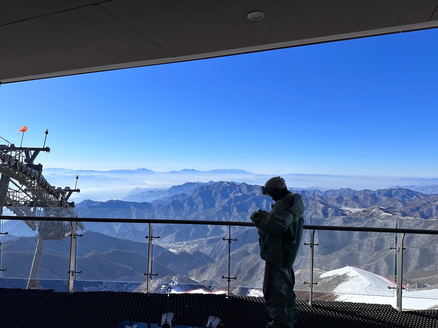 昨晚刚熬完夜，今天坚持早起去打卡冬奥会场地——国家高山滑雪中心，最高海拔2000