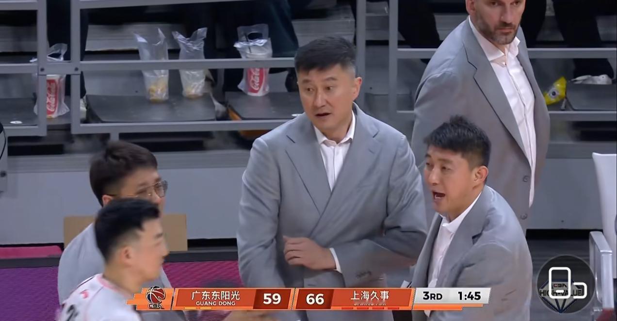 这个球领个t不值当吧。。。。。广东男篮vs上海男篮