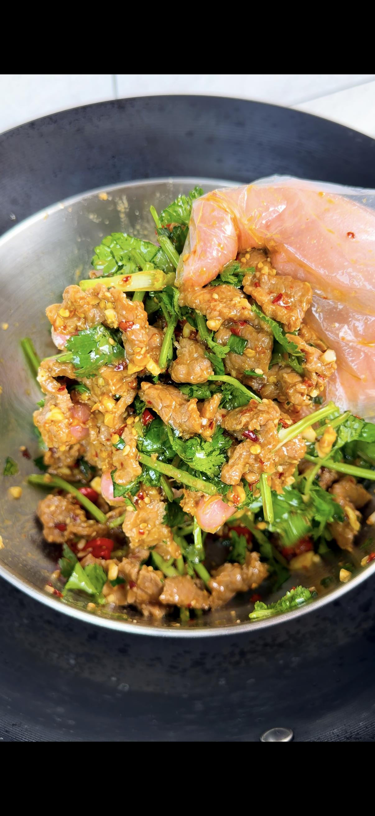 1️⃣备料：蒜末、小米椒、辣椒面、白芝麻，热油一泼立马香！牛肉切片，用盐、白糖、