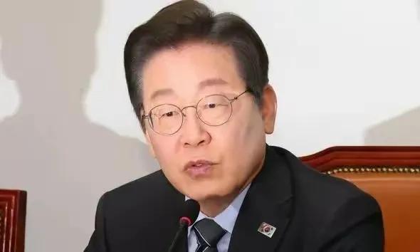看着李在明会是个好人，他说出了有力量的两句话，第一句，他说感谢我们，就冲你这句话