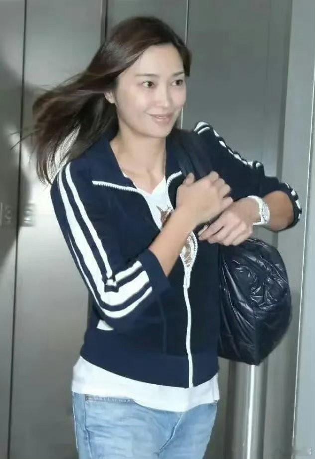 李克勤的老婆才是香港第一美人，身材好高好瘦，五官很大气，素颜反而更美。  