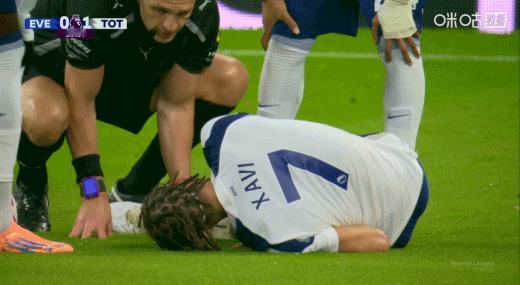 比赛第20分钟，西蒙斯痛苦倒地 ​​​