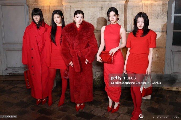 ILLIT亮相巴黎时装周ILLIT巴黎时装周全员红裙谁懂啊！ILLIT 全员红裙