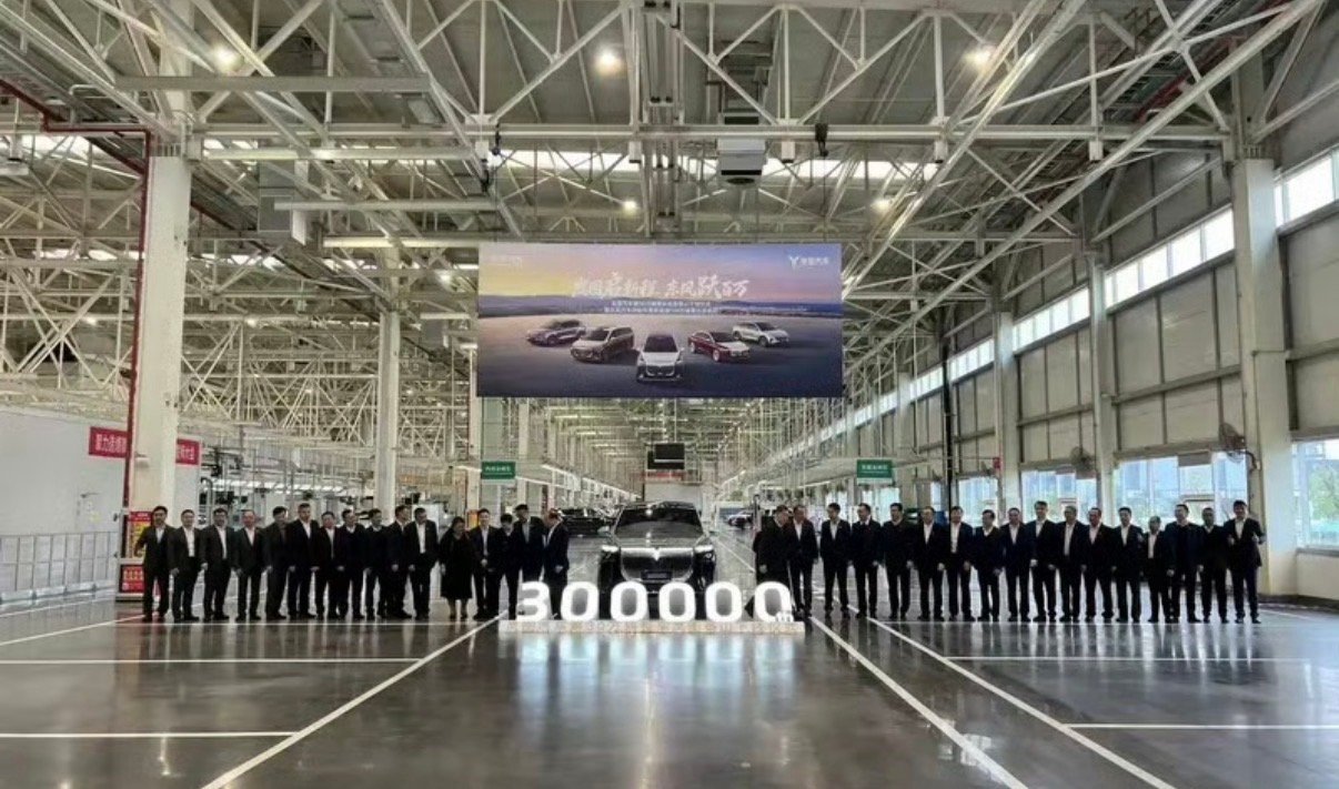 【岚图第30万辆整车岚图泰山下线 东风冲刺新能源年销100万目标】11月10日，