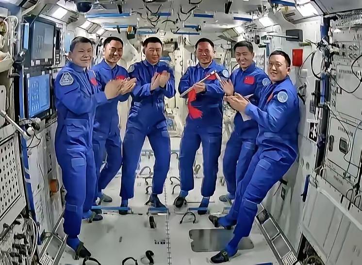 快讯！快讯！
疑遭碎片撞击，神舟二十暂停返回地球
​​11月5日，中国载人航天办