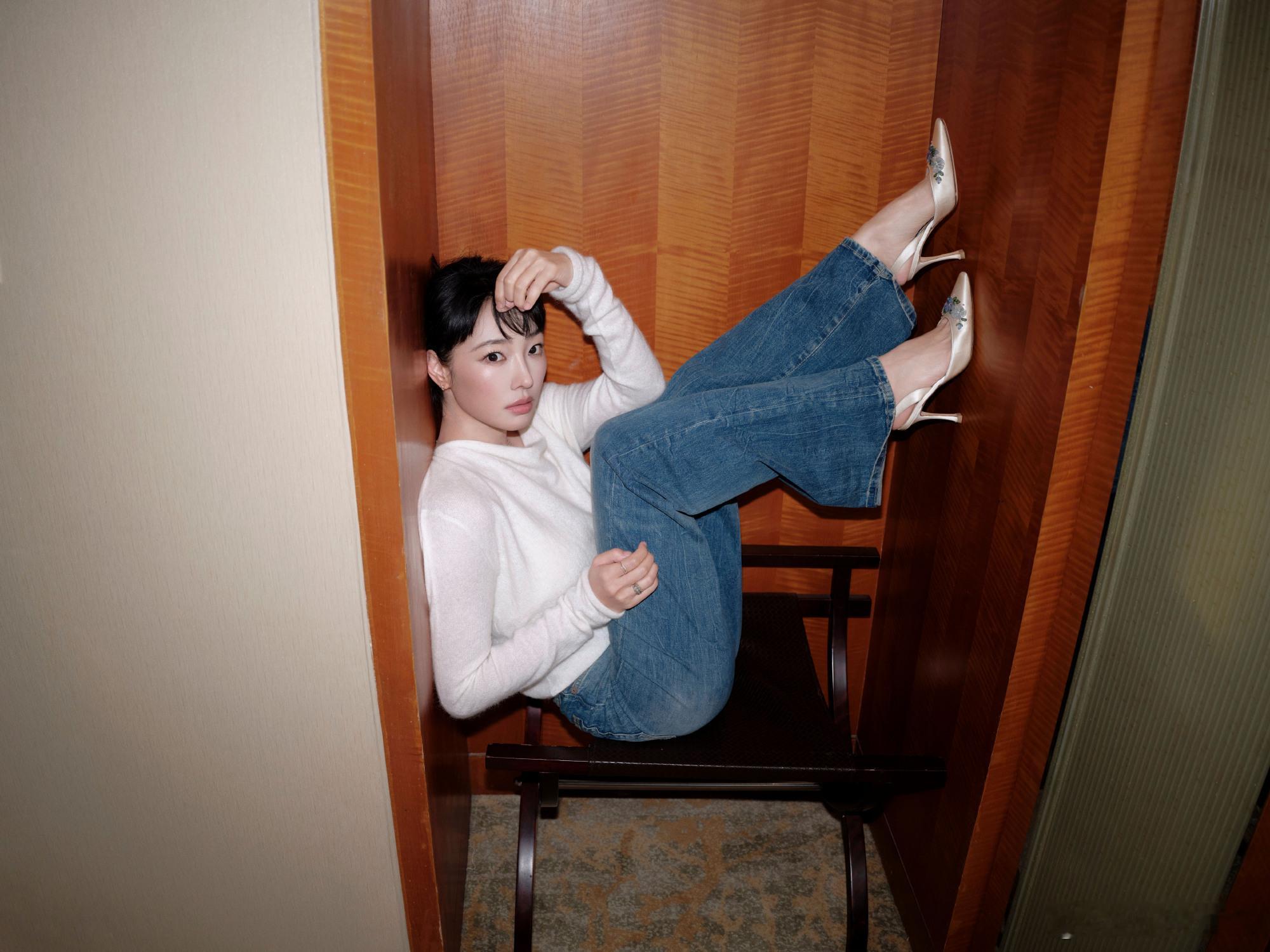 白百何还回来当女明星吗白百何的秋日松弛感穿搭，一件白色露肩毛衣就足够出彩。随意慵