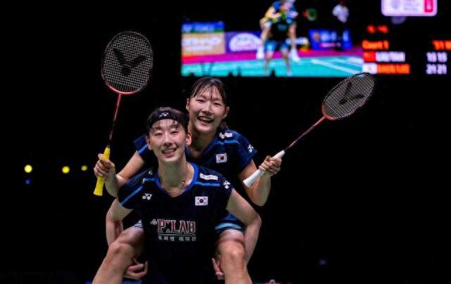差3分！国羽女双跪着打完最后1球拼到轮椅离场，三连冠碎了