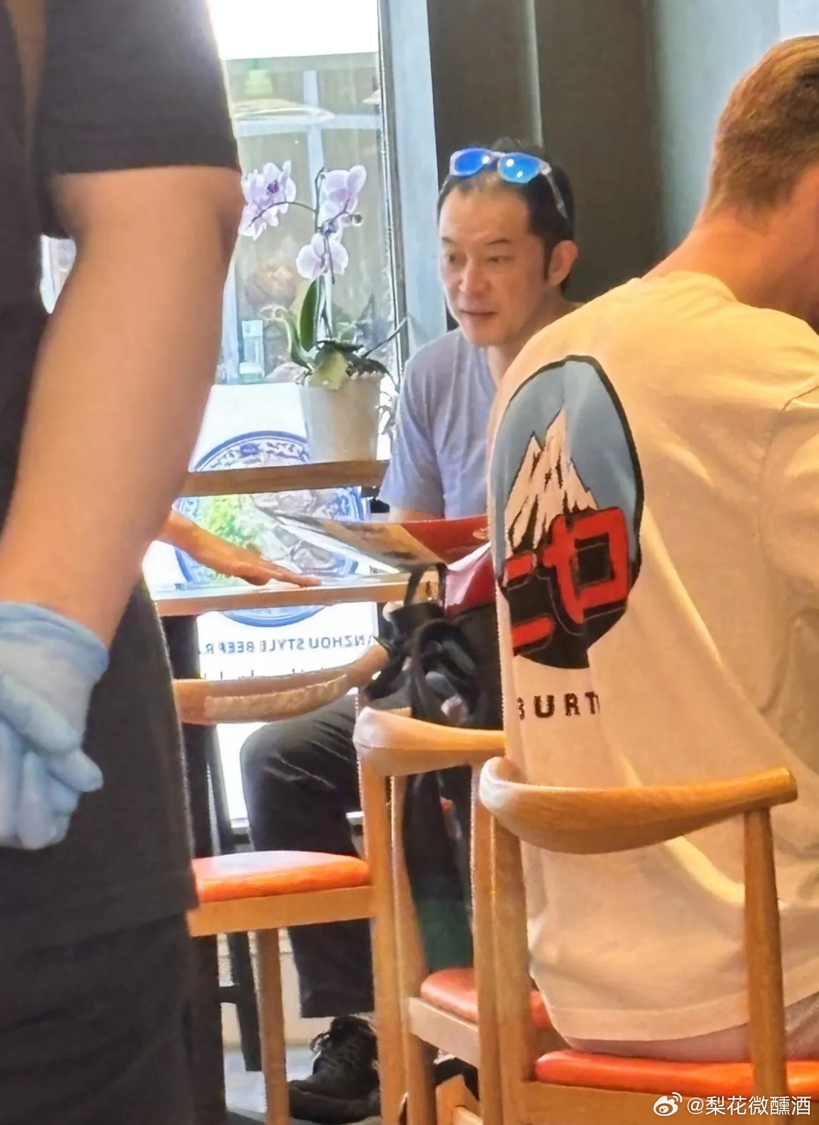 48岁沙溢和老婆胡可现身英国伦敦陪大儿子留学，一家人到餐馆吃饭被偶遇。沙溢的穿衣