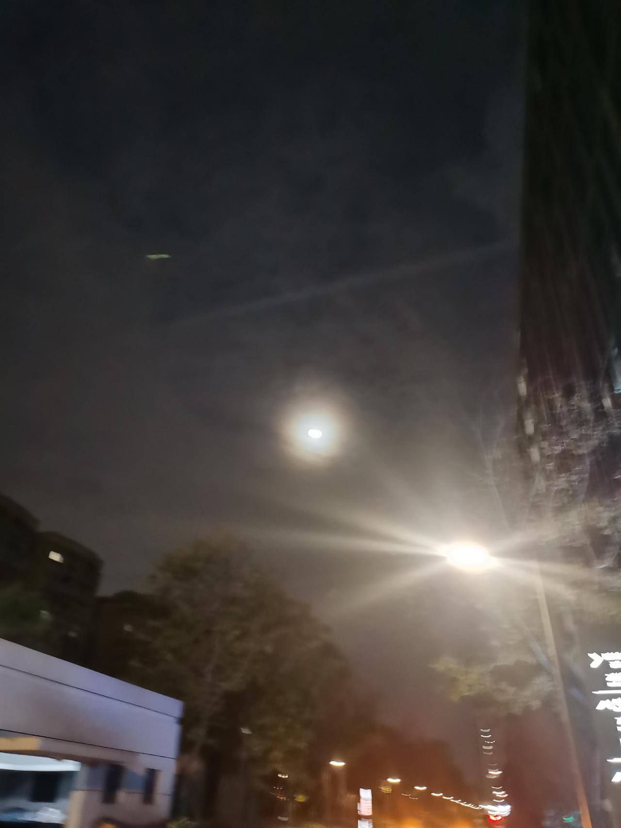 当你放弃一个人品有问题的人时，
你就会明白，
其实失去也是一种幸福，
那些寝食难