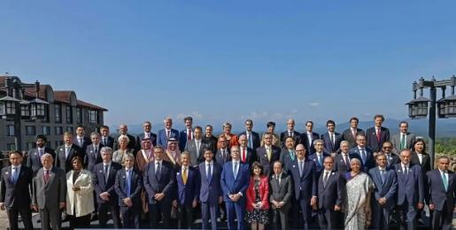 G20合照站位引热议！日本站在美国财长左右手，中国却在最后一排角落，合影风波暗藏