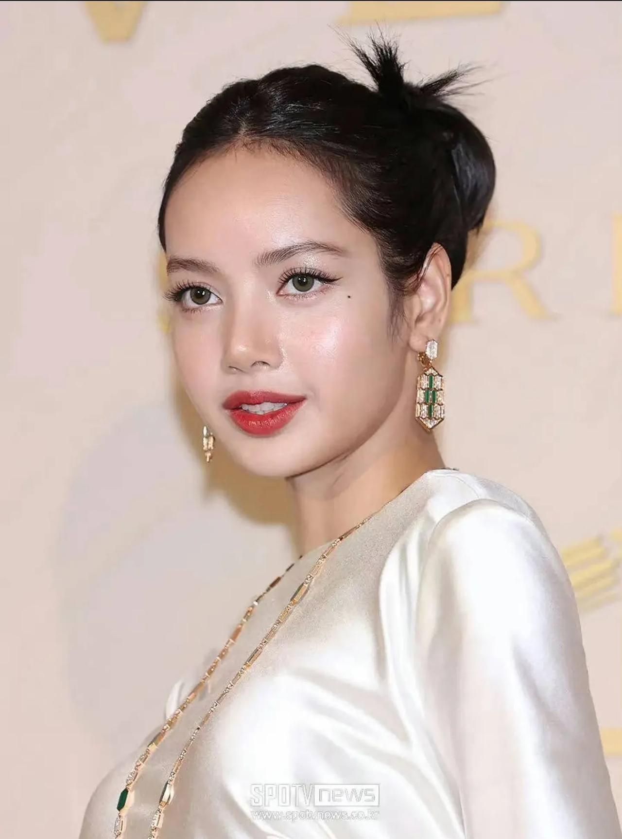 韩国知名艺人LISA出席活动，白色绸缎露背装很是时尚性感，听说LISA在中国的人