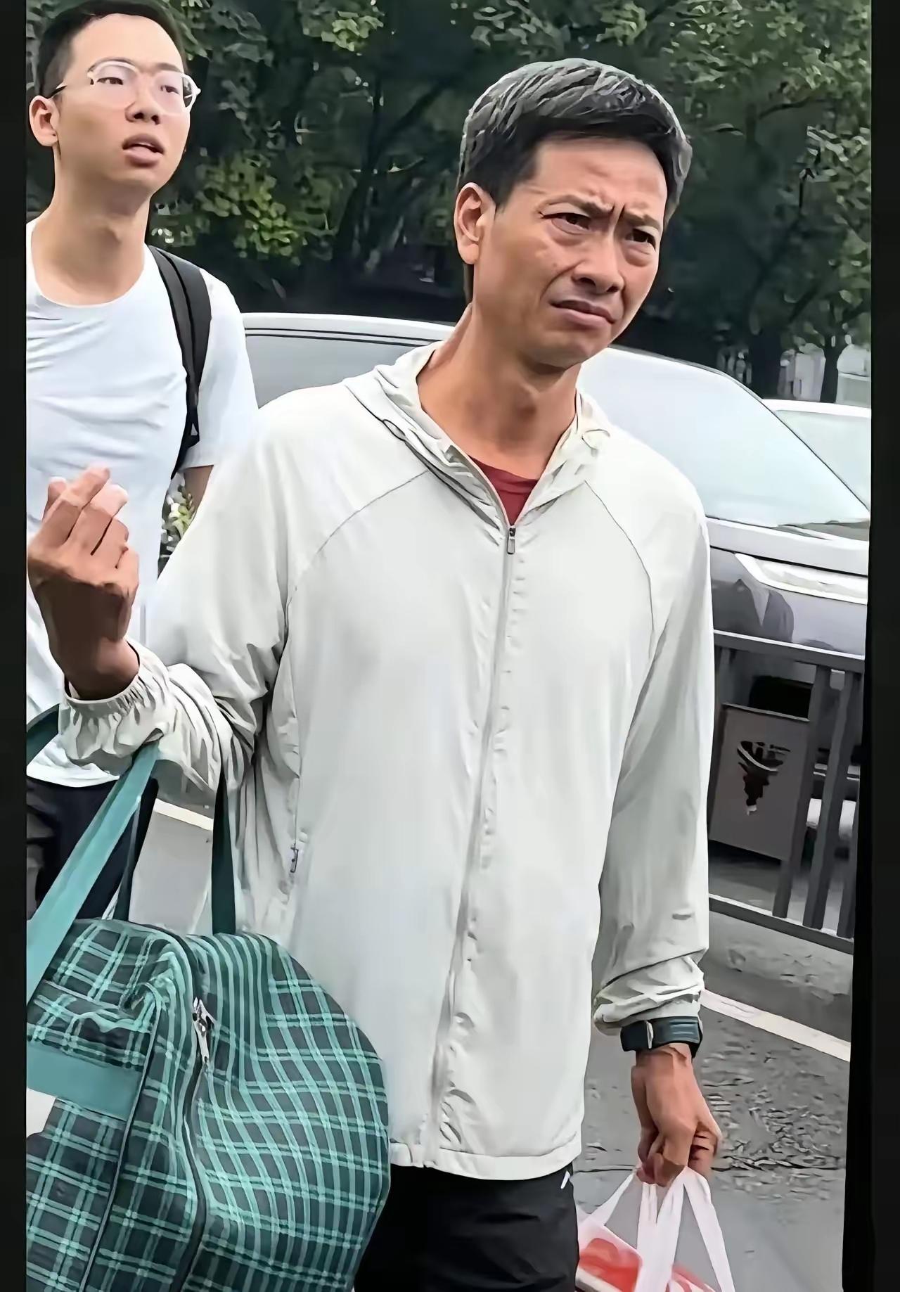 浙大开学，那个穿黄胶鞋的父亲，让我在人群里红了眼眶！

每年九月，大学开学的画面