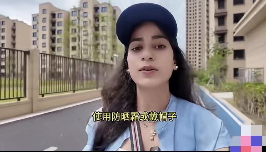 印度美女在中国买房子，夸中国的环境特别好，还要将来接父母过来养老。