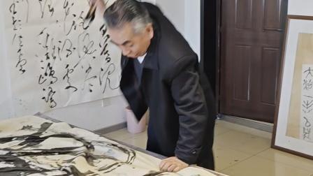 张瑞年本身具备书协会员身份，早年也临习传统碑帖，有传统书法的学习经历。但走红网络