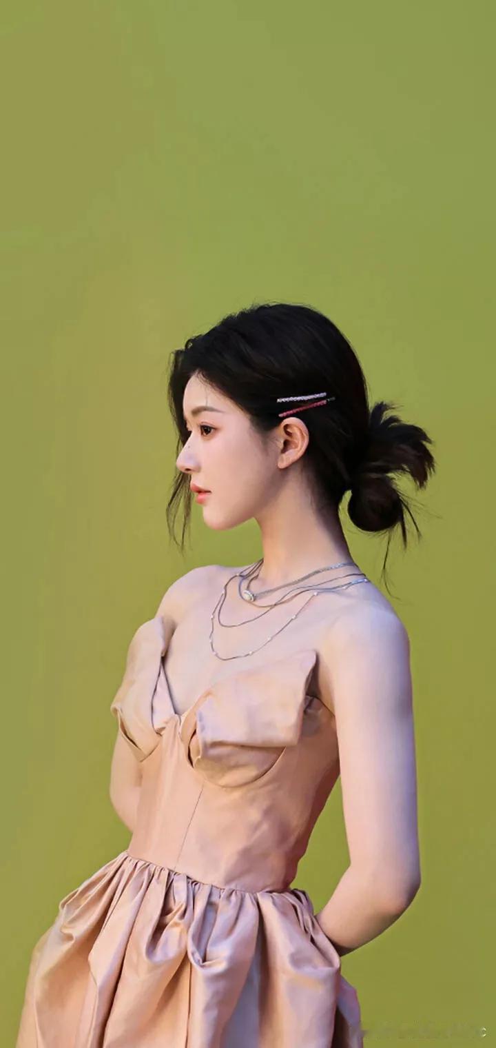 温柔优雅的少女，浅粉色连衣裙，清新自然。🌸👗💕