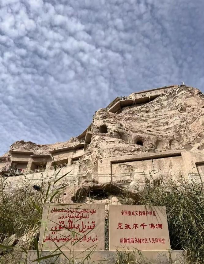在新疆拜城县的戈壁悬崖间，藏着比敦煌莫高窟早开凿 300 余年的克孜尔千佛洞。这