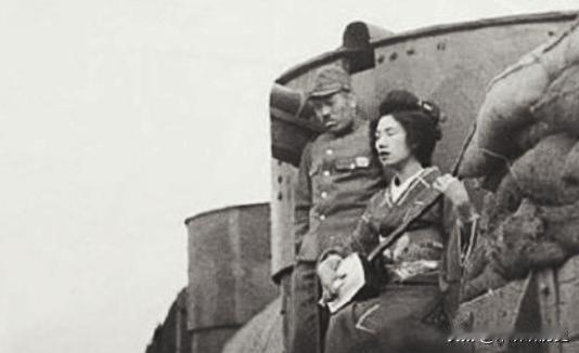 抗战时，新四军重要情报员被捕，新四军想抓日军队长的老婆来交换，却阴差阳错抓了师团